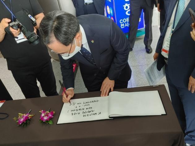 9일 인터배터리 2021 개막식에서 문승욱 산업통상자원부 장관이 방명록을 작성하고 있다.