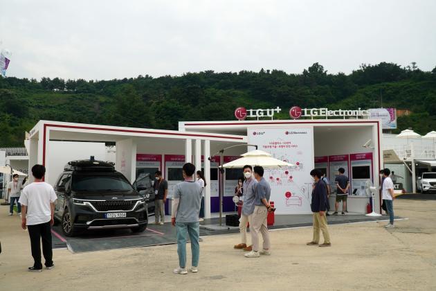 LG유플러스는 지난 10일부터 12일까지 사흘간 서울 마포구 문화비축기지에서 열린 ‘2021 서울 스마트 모빌리티 엑스포(SSME 2021)’에 참여해 관람객들에게 자율주행·자율주차기술을 알렸다고 밝혔다. 행사장을 찾은 관람객들이 전시부스에서 자율주행차를 살펴보고 있다.