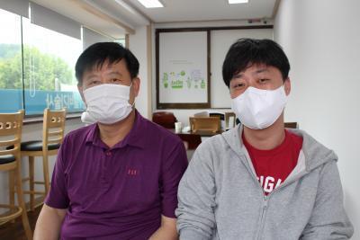 좋은씨앗 전기소방학원에서 기술사 시험을 준비하고 있는  김미현 씨(왼쪽)와 임계종 씨.