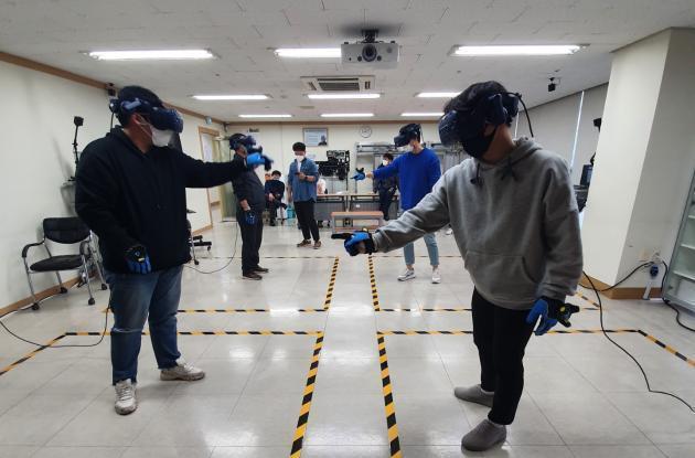 승강기인재개발원의 가상현실(VR) 교육시스템을 활용한 승강기 설치교육이 현장 근로자들로부터 큰 인기를 끌고 있다.