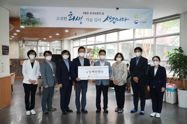김정우 조달청장(사진 오른쪽 네번째)이 15일 경기도 소재 수원보훈요양원을 찾아 위문금을 전달한 뒤 참석자들과 기념촬영을 하고 있다. 