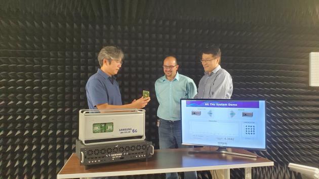 삼성전자의 삼성리서치 아메리카(SRA) 실험실에서 삼성전자 연구원들이 140 GHz 통신 시스템을 시연하고 있다.