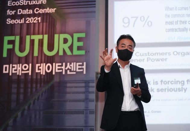김경록 슈나이더 일렉트릭 코리아 대표가 15일 서울 코엑스 인터컨티넨탈 호텔에서 열린 ‘이노베이션 데이-미래의 데이터 센터’ 행사에서 기조연설을 하고 있다.