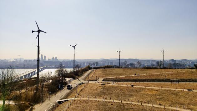 서울시 마포구 소재 하늘공원의 풍력발전기