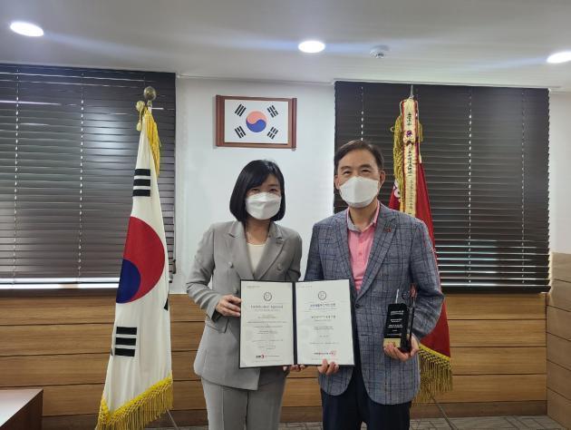 (오른쪽부터) 임춘택 한국에너지기술평가원 원장과 황은주 한국경영인증원 원장이 기념촬영을 하고 있다.