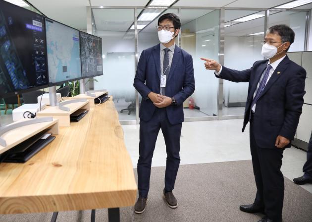 김용래 특허청장이 22일 대전 유성구 소재 청년 스타트업인 에스아이에이(SIA)를 찾아 기술 시연을 살펴보고 있다.