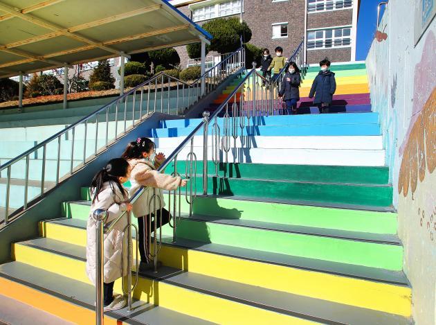노후 계단을 보수하고 리모델링한 화정초등학교(2020년).