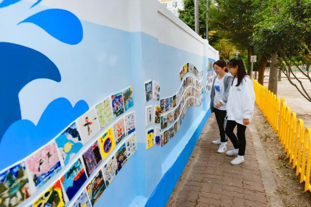 학교 담장 벽화를 새롭게 조성한 전하초등학교(2019년).