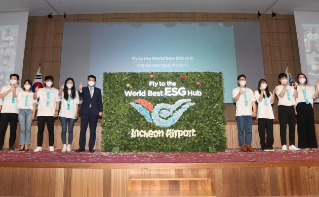 인천공항 ESG 경영혁신 선포식에서 김경욱 인천국제공항공사 사장(왼쪽 다섯 번째)이 재생섬유 티셔츠를 입고 있는 공사 MZ세대 직원들과 ESG 경영 실천의지를 담아 사진촬영을 하고 있다. 