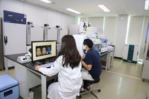 한국화학융합시험연구원(KTR) 연구원이 화장품 피부임상시험을 하고 있다.