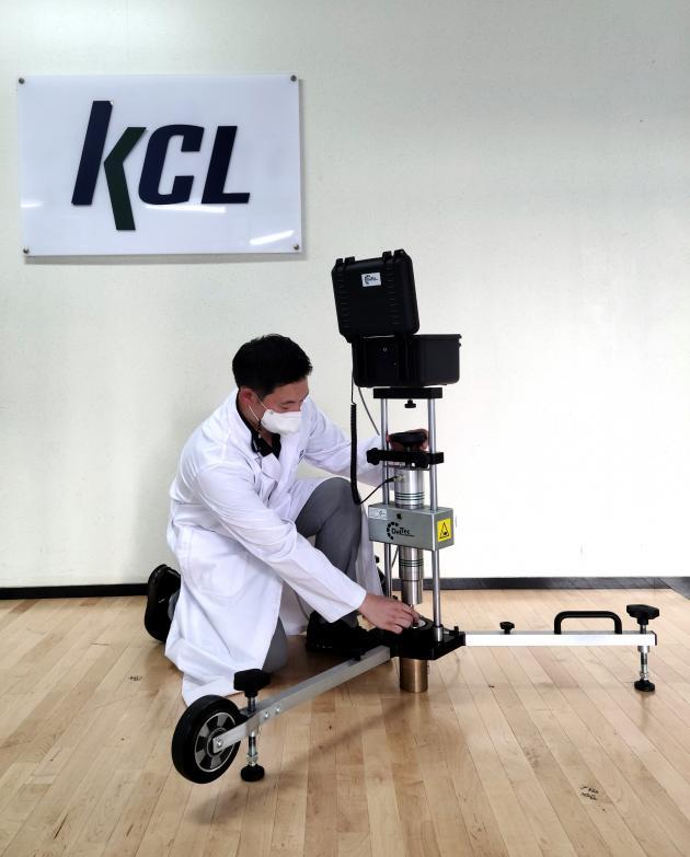 KCL 연구원이 실내농구코트 바닥재의 충격흡수성시험을 진행하고 있다.