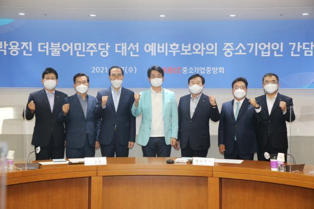 (왼쪽 4번째부터)박용진 더불어민주당 의원과 김기문 중소기업중앙회장 등이 함께 포즈를 취하고 있다. 