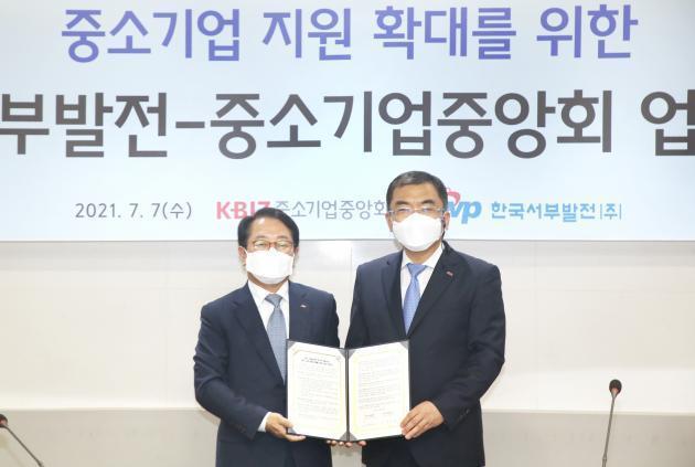 박형덕 한국서부발전 사장(왼쪽)과 서승원 중소기업중앙회 상근부회장이 업무협약을 맺고 있다. 
