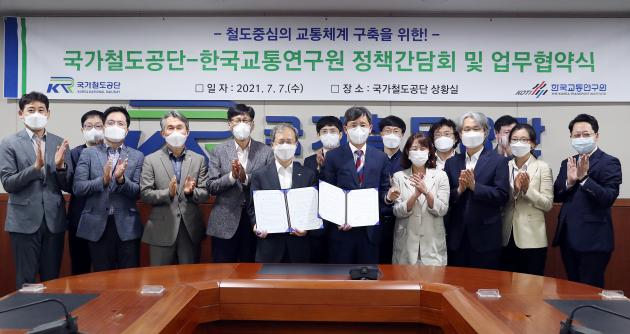 국가철도공단 김한영 이사장(왼쪽 여섯번째)과 한국교통연구원 오재학 원장(왼쪽 여덟번째)을 비롯한 양측 임직원들이 업무협약을 체결한 뒤 기념촬영을 하고 있다. 