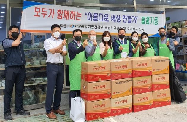 한국승강기안전공단는 ‘아름다운가게 광주첨단점’을 방문해 물품 기부하는 나눔과 순환의 행사를 진행했다. 