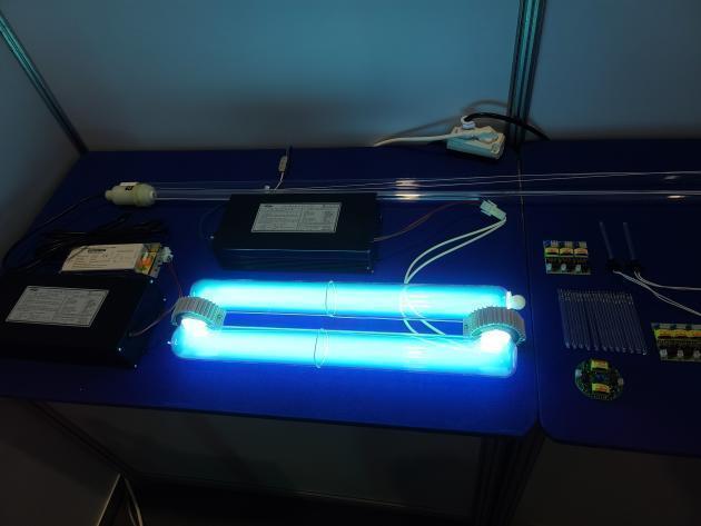 최근 서울 코엑스에서 열린 ‘국제환경산업기술 & 그린에너지전’에서 공개된 구쎈일렉트릭의 무전극 UVC 램프. 전기를 공급하자 특유의 푸른빛을 내뿜고 있다.