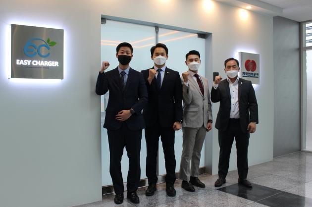 송봉준 이지차저 대표(맨 오른쪽)와 직원들이 제어센터 보안 출입문 앞에서 기념 사진을 찍고 있다.
