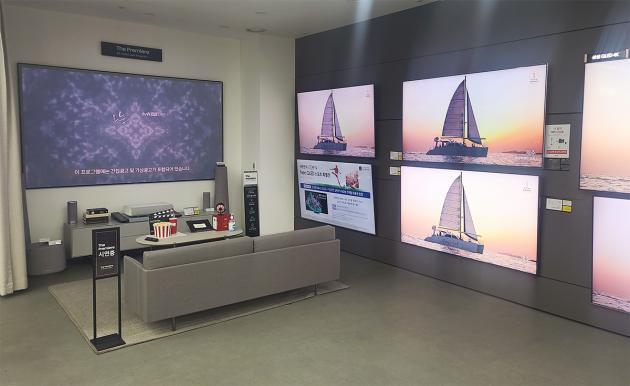 전자랜드 파워센터 용산점에서 프리미엄 TV를 판매하고 있다.