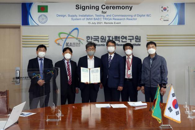 박원석 한국원자력연구원장(왼쪽 세 번째)이 지난 15일 방글라데시 원자력위원회(BTRR)과 온라인으로 연구용원자로 개선사업 계약 서명식을 마친 후 기념촬영을 하고 있다.
