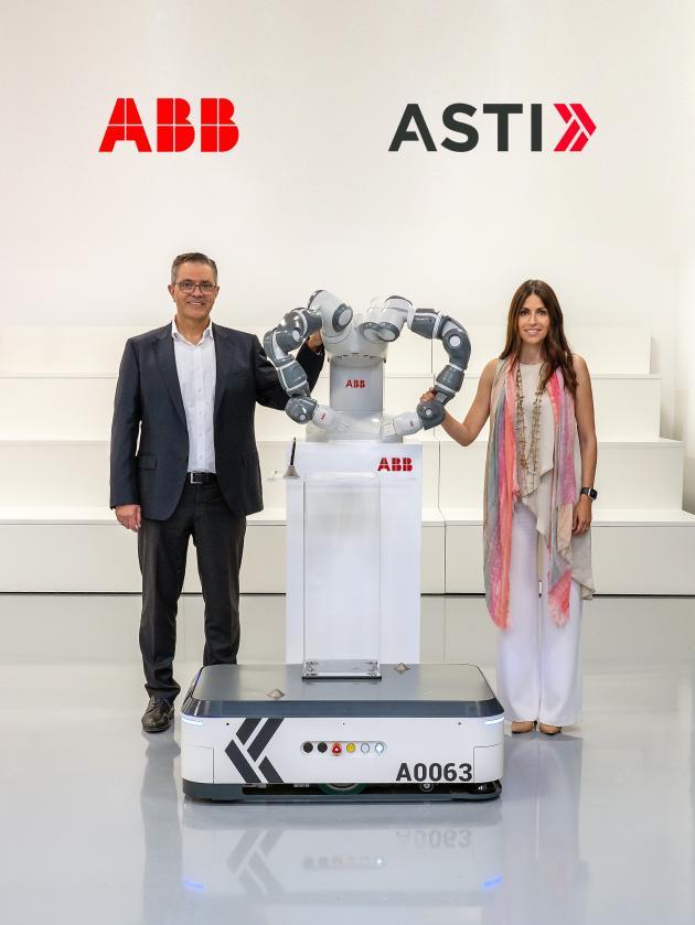 ABB 로봇 사업부 사이 아티야 사장(왼쪽), ASTI 베로니카 파스쿠알 보에(Veronica Pascual Boé)대표가 양팔 협동 로봇 ‘AMR’을 사이에 두고 기념촬영을 하고 있다.