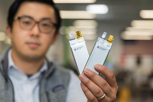 치차오 후 SES CEO가 하이브리드 리튬메탈 배터리를 소개하고 있다.	