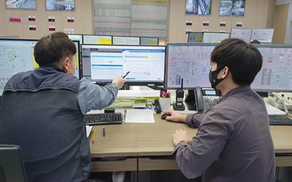 위례열병합발전소 제어실 근무자들이 조기경보 시스템을 통해 발전소 시설을 모니터링하고 있다.