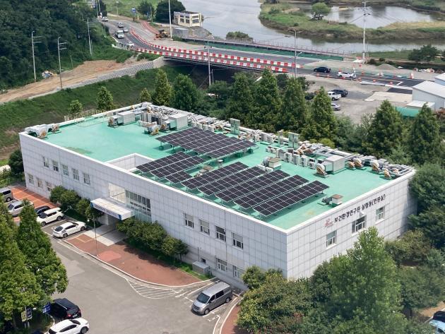 경남도 서부청사 보건환경연구원 실험동 옥상에 설치된 태양광 발전설비. 지난 21일 준공됐으며 발전용량은 51.52kW이다.