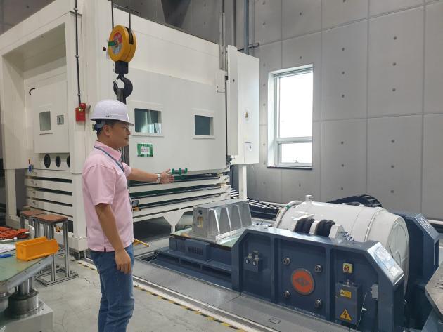 충남 천안에 위치한  KTL 전력신산업기술센터에서 김범종 센터장이 이차전지시험에 대해 설명하고 있다.