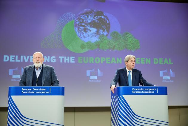 유럽연합 프란스 티머만스 집행위원회 수석부회장(왼쪽)과 파올로 젠틸로니 경제 담당 집행위원이 탄소국경조정제도(CBAM)에 대해 발언하고 있다. 제공: 연합뉴스