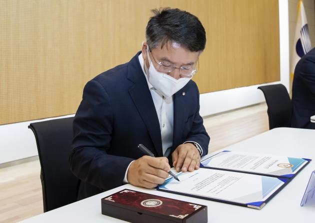 이승우 사장이 ESG경영 실천 서약서에 서명하고 있다.