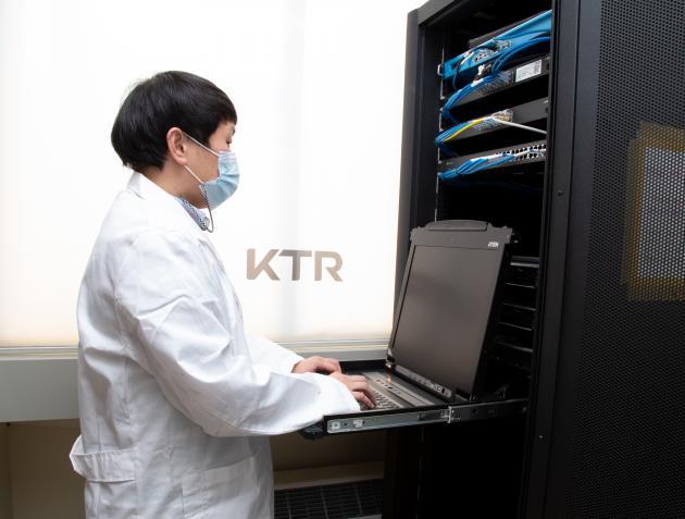 KTR 소프트웨어팀 연구원이 소프트웨어 품질 인증(GS인증) 시험평가를 준비하고 있다.