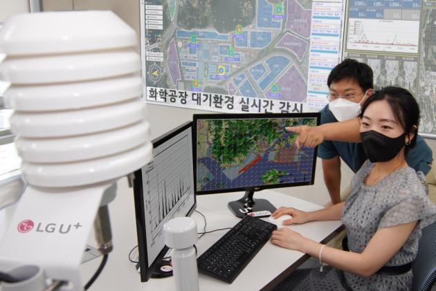 LG유플러스 직원들이 대기환경진단솔루션을 통해 화학공장 내 대기흐름을 확인하고 있다.