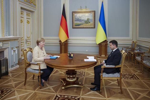 지난 22일(현지시간) 앙겔라 메르켈 독일 총리가 볼로디미르 젤렌스키 우크라이나 대통령과 정상회담을 진행하고 있다. 제공: 연합뉴스
