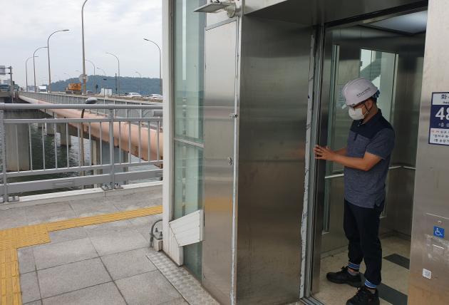 한국승강기안전공단 관계자가 교량에 설치된 승강기를 점검하고 있다.