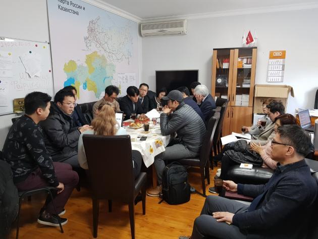 융합조명협동조합 관계자들이 2019년 카자흐스탄 바이어와 수출상담호를 개최하는 모습.
