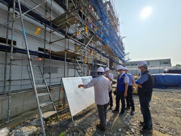 박원석 한국원자력연구원장(왼쪽 두 번째)이 원내 공사현장의 안전관리 상황을 점검하고 있다. 