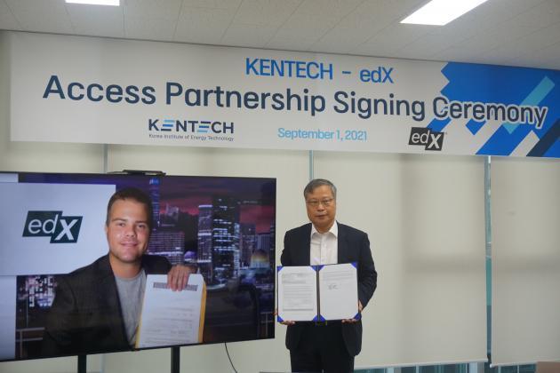 윤의준 한국에너지공대 총장이 1일 edX CEO Anant Agarwal과 Access Partner 협약을 체결했다.