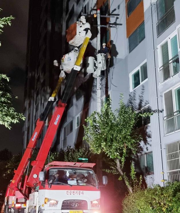 지난달 17일 서울 양천구 목동의 한 아파트 지하 2층 변전실에서 발생한 화재로 전기공급이 중단됐지만, 한전과 전문회사 간 협력으로 바로 복구에 성공했다.
