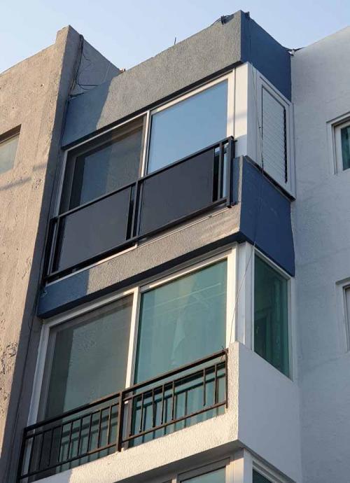 한국건설기술연구원이 개발한 BIPV를 실증하기 위해 공동주택 발코니에 설치한 모습 