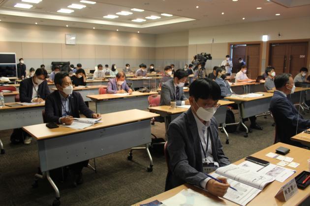 지난 9일 한국EMS협회가 주관한  ‘스마트에너지시티 건축물 에너지관리 컨퍼런스’에서 참석자들이 강연을 듣고 있다.