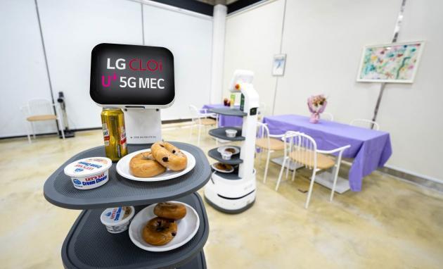 LG유플러스는 AWS 클라우드 기반 5G 코어망 일체형 MEC(Multi-access Edge Computing)를 활용하는 자율주행 로봇을 실증했다고 14일 밝혔다. 사진은 MEC에 탑재된 자율 주행 엔진을 통해 LG전자 배송로봇들이 음료를 서빙하고 있다.