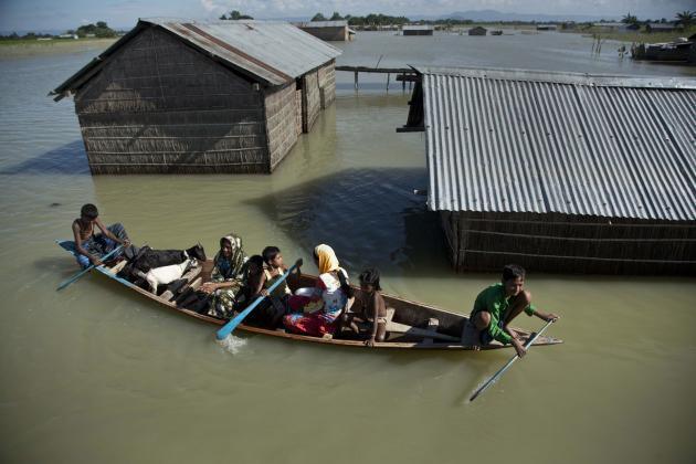 인도 아삼주 북동부 지역의 어느 마을 주민들이 홍수 피해로 마을을 떠나고 있다. 제공: 연합뉴스