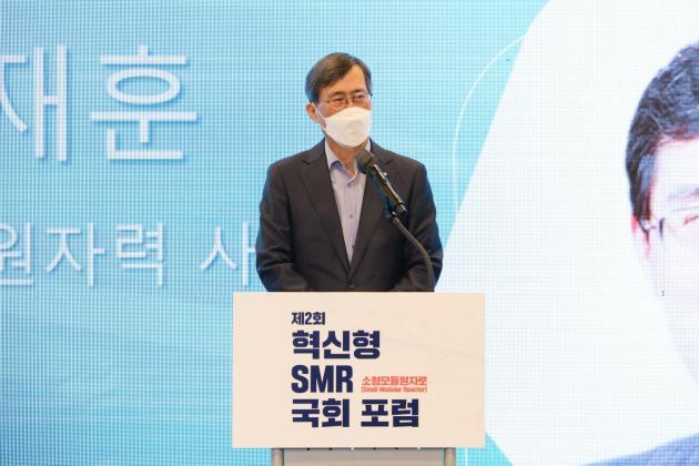 제2회 혁신형 SMR 국회포럼에서 연설중인 정재훈 한수원 사장