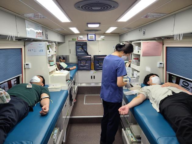 한국전력기술 직원들이 단체헌혈에 참여하고 있는 모습.