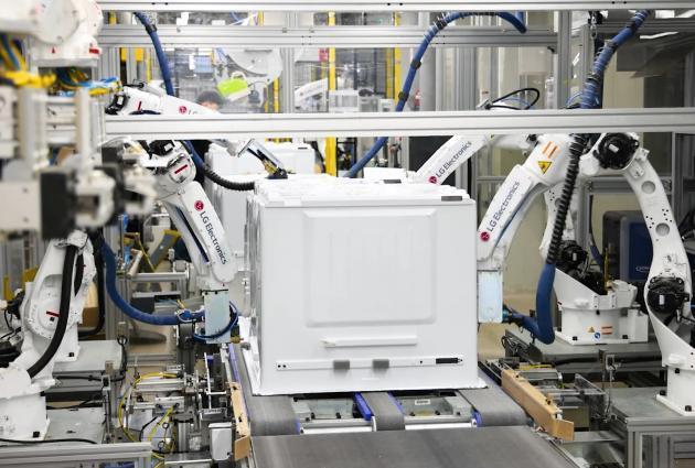 LG전자가 16일 경남 창원시에 있는 LG스마트파크에서 새롭게 재건축한 통합생산동의 1단계 가동에 들어갔다. 통합생산동의 냉장고 생산라인에서 로봇이 냉장고를 조립하고 있다.