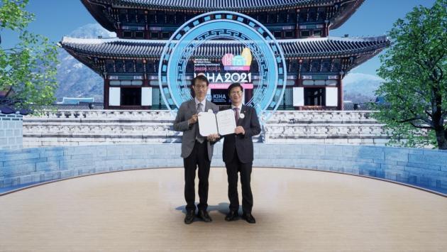 박두용 안전보건공단 이사장(오른쪽)이 제10회 국제산업위생학회 평생공로상을 수상했다.