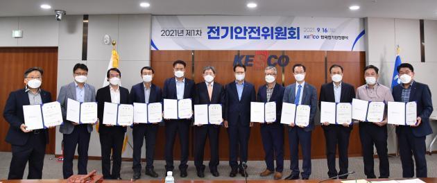 한국전기안전공사는 16일 전북혁신도시 소재 본사에서 전기안전위원회 1차 회의를 열고 전기분야 산·학·연 전문가와 정부, 유관기관, 협·단체 관계자들로 구성된 위원들에게 위촉장을 전달했다.
