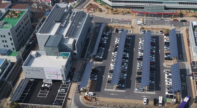 마산의료원 옥상과 주차장에 설치된 태양광 설비. 2018년과 2016년에 각각 설치됐으며 발전용량은 289㎾에 이른다.