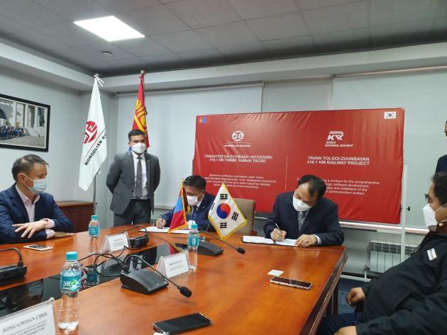 성영석 국가철도공단 해외사업본부장(오른쪽)이 지난 24일 몽골철도공사(MTZ) 회의실에서 BATNASAN MTZ 사장과 수주계약을 체결하고 있다.