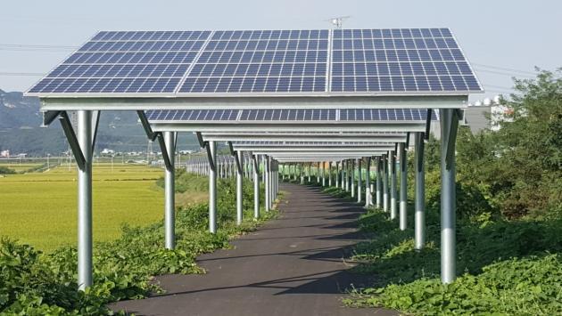 장항선 폐철도 자전거도로에 설치된 태양광발전소 전경. 제공:미래인더스